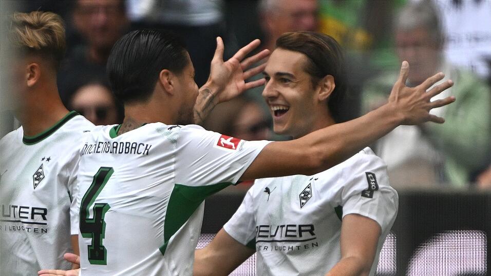 Florian Neuhaus (r) brachte die Borussia früh in Führung. Florian Neuhaus (r) brachte die Borussia früh in Führung.