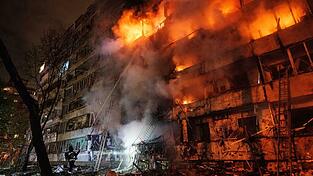 Ein Wohngeb&auml;ude in Kiew brennt nach russischen Angriffen in der Nacht.