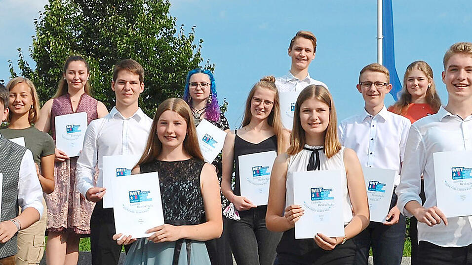 Die Schulbesten der Ludmilla-Realschule. Erste Reihe von links: Thomas Eidenschink, Vanessa Bugl, Lena Wollner, Hannes Segerer; zweite Reihe von links: Katrin Herzog, Daniel Schindlmeier, Laura Urban, Lukas Weiß, Jana Urban. Dritte Reihe von links: Lukas Leutner, Christina Ritter, Tamara Eckl, Andreas Buchs, Stephanie Handl und Schulleiter Stefan Renner. Die Schulbesten der Ludmilla-Realschule. Erste Reihe von links: Thomas Eidenschink, Vanessa Bugl, Lena Wollner, Hannes Segerer; zweite Reihe von links: Katrin Herzog, Daniel Schindlmeier, Laura Urban, Lukas Weiß, Jana Urban. Dritte Reihe von links: Lukas Leutner, Christina Ritter, Tamara Eckl, Andreas Buchs, Stephanie Handl und Schulleiter Stefan Renner.