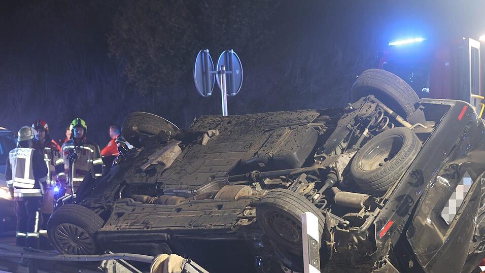 Bei dem Unfall in der Nacht zum Freitag im Landkreis Mühldorf am Inn sind mehrere Menschen ums Leben gekommen.