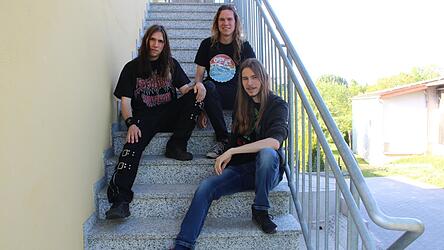 Die Treppe zum Probenraum: In Thalham üben die Brüder Leon (v. l.), Luca und Jona Brunnhuber Musikstücke mit der Landauer Musikschulband ein - eine von vielen Formationen, in denen sie aktiv sind.