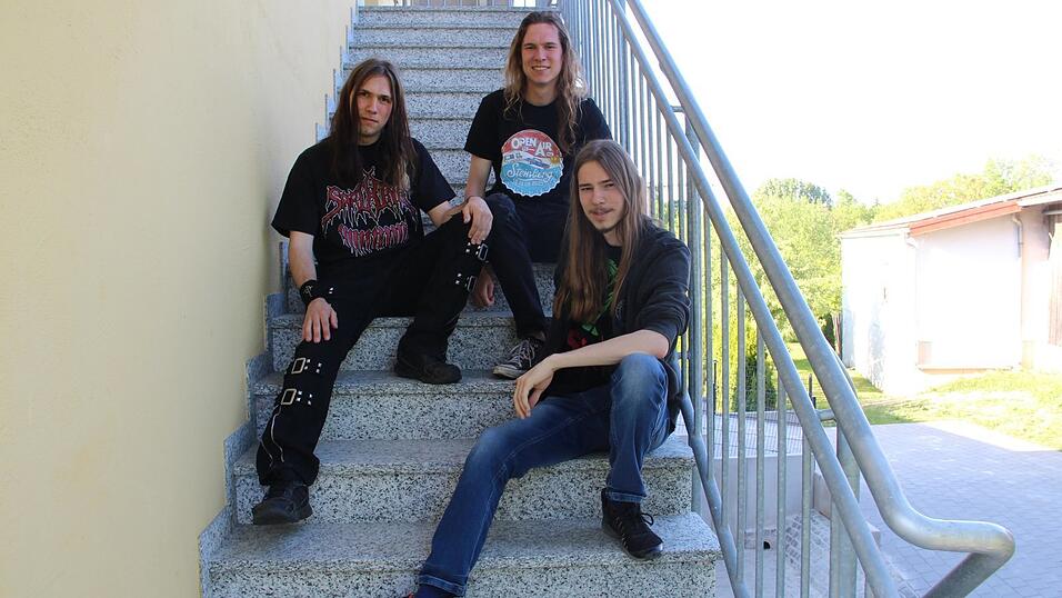 Die Treppe zum Probenraum: In Thalham üben die Brüder Leon (v. l.), Luca und Jona Brunnhuber Musikstücke mit der Landauer Musikschulband ein - eine von vielen Formationen, in denen sie aktiv sind.