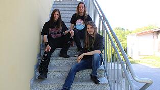 Die Treppe zum Probenraum: In Thalham üben die Brüder Leon (v. l.), Luca und Jona Brunnhuber Musikstücke mit der Landauer Musikschulband ein - eine von vielen Formationen, in denen sie aktiv sind.