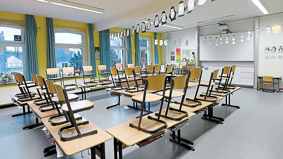 Bleiben die Klassenzimmer künftig leer? Immer deutlicher zeichnet sich ein Lehrermangel in den kommenden Jahren ab - auch in Bayern. Bleiben die Klassenzimmer künftig leer? Immer deutlicher zeichnet sich ein Lehrermangel in den kommenden Jahren ab - auch in Bayern.