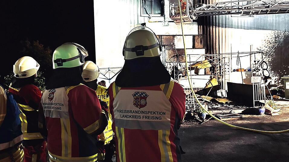 Ein Großaufgebot örtlicher Wehren und Rettungsdienste waren zum Brandherd, einem Pavillon im Vollbrand an einem Wohnhaus, ausgerückt. Ein Großaufgebot örtlicher Wehren und Rettungsdienste waren zum Brandherd, einem Pavillon im Vollbrand an einem Wohnhaus, ausgerückt.