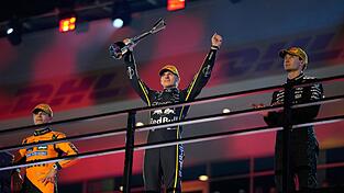 Als Verstappen (Mitte) bei der Siegerehrung jubelte, wusste er noch nicht, wie wertvoll sein Sieg noch werden würde.