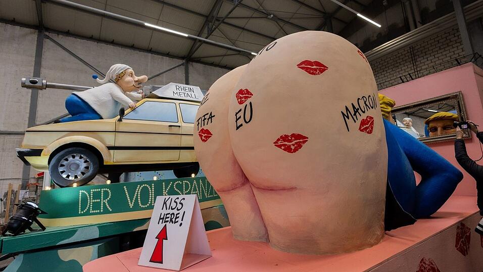 Ein Wagen des K&ouml;lner Rosenmontagszugs zeigt US-Pr&auml;sident Donald Trump mit entbl&ouml;&szlig;tem Hinterteil, darauf sind Kussm&uuml;nder unter anderem von der Nato und der Fifa zu sehen.