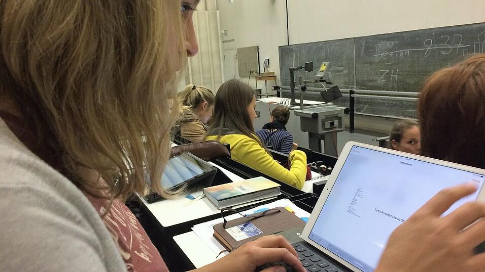 Immer mehr Studenten schreiben während der Vorlesung auf einem Tablet oder iPad mit - so auch Isabella. Immer mehr Studenten schreiben während der Vorlesung auf einem Tablet oder iPad mit - so auch Isabella.