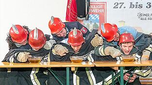 Aufgabe an die Jugend des Festausschuss: sie musste eine Schale voll Bier ausl&ouml;ffeln.