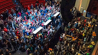 Extrem beliebt war der Kost&uuml;mflohmarkt im Zuschauerbereich und im Orchestergraben des Theaterzeltes. Hier gab es zeitweise kaum noch ein Durchkommen.