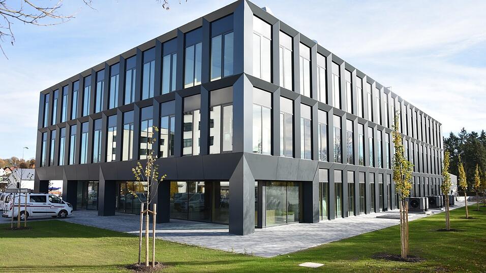 Am Campus Mainburg in der Industriestraße wird unter anderem zu einer nachhaltigen Gebäudetechnik geforscht. Die offizielle Eröffnung ist im Januar vorgesehen. Am Campus Mainburg in der Industriestraße wird unter anderem zu einer nachhaltigen Gebäudetechnik geforscht. Die offizielle Eröffnung ist im Januar vorgesehen.