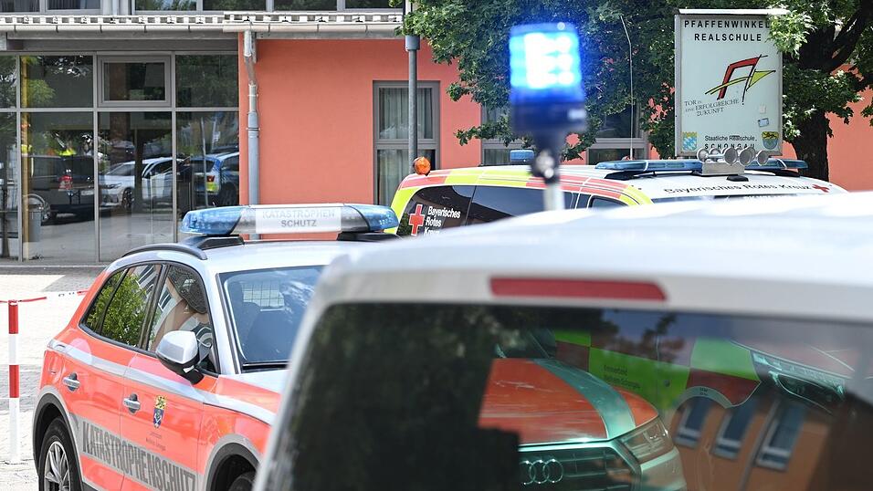 Einsatzwagen auf dem Schulhof.