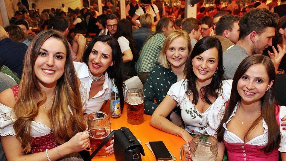 Die Fr&uuml;hjahrsdult 2017 in Landshut neigt sich dem Ende entgegen. Grund genug, noch einmal richtig in den Bierzelten zu feiern - abgerundet vom traditionellen Feuerwerk.