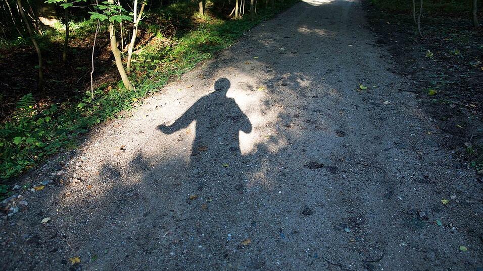 Eine Frau ist am frühen Samstagmorgen im Landshuter Stadtpark von zwei Männern überfallen worden. (Symbolbild) Eine Frau ist am frühen Samstagmorgen im Landshuter Stadtpark von zwei Männern überfallen worden. (Symbolbild)