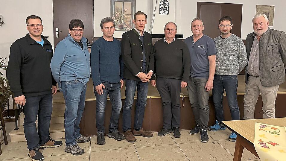 Die 'alte' neu gewählte Vorstandschaft mit (v.l.) Markus Daschinger, Georg Böck, Albert Deutinger, Thomas Reiter, Franz Heilmaier, Christian Faltlhauser, Martin Bauer und Bürgermeister Josef Straßer. Die 'alte' neu gewählte Vorstandschaft mit (v.l.) Markus Daschinger, Georg Böck, Albert Deutinger, Thomas Reiter, Franz Heilmaier, Christian Faltlhauser, Martin Bauer und Bürgermeister Josef Straßer.