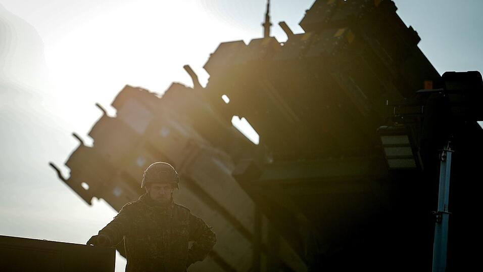 Nach dem Eindringen russischer Drohnen in den Luftraum der Nato will die Nato die Schutzmaßnahmen an der Ostflanke noch einmal verbessern. (Archivbild)