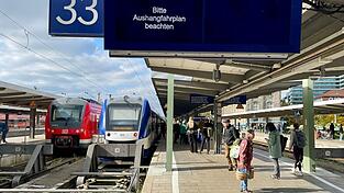 Am Münchner Hauptbahnhof fielen wegen einer defekten Oberleitung zeitweise zahlreiche Züge aus.