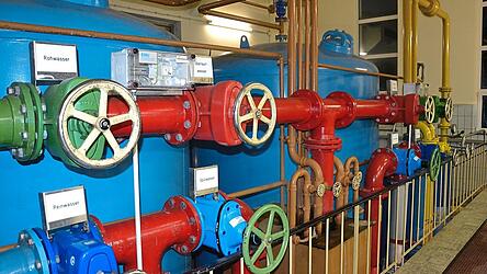 Während in einer modernen Anlage Stellmotoren auf Knopfdruck die Schieber bewegen, müssen im alten Mainburger Wasserwerk die Mitarbeiter noch an den verschiedenen Rädern drehen.