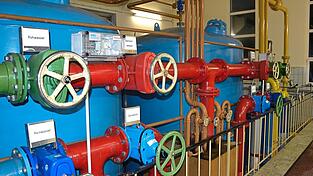 Während in einer modernen Anlage Stellmotoren auf Knopfdruck die Schieber bewegen, müssen im alten Mainburger Wasserwerk die Mitarbeiter noch an den verschiedenen Rädern drehen. Während in einer modernen Anlage Stellmotoren auf Knopfdruck die Schieber bewegen, müssen im alten Mainburger Wasserwerk die Mitarbeiter noch an den verschiedenen Rädern drehen.