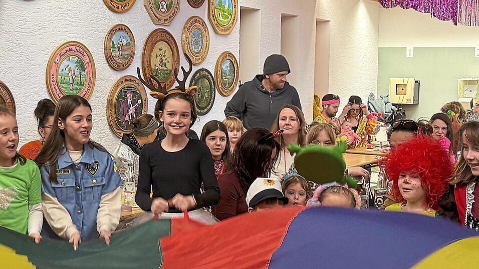 Der Faschingsfrosch h&uuml;pft fr&ouml;hlich auf dem Schwungtuch.