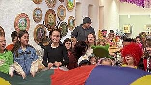 Der Faschingsfrosch h&uuml;pft fr&ouml;hlich auf dem Schwungtuch.