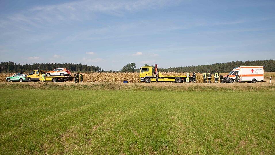 Ein Sanka fuhr am Samstag auf einen Notarztwagen auf, nachdem dieser stark bremste. Vier Rettungskräfte wurden leicht verletzt. Ein Sanka fuhr am Samstag auf einen Notarztwagen auf, nachdem dieser stark bremste. Vier Rettungskräfte wurden leicht verletzt.