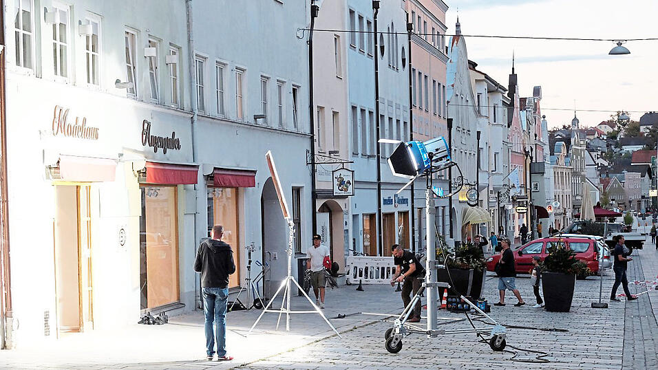 Bis in die fr&uuml;hen Abendstunden wurde gedreht. Dank des Equipments der Filmcrew war der Drehort auch bei D&auml;mmerung gut ausgeleuchtet.