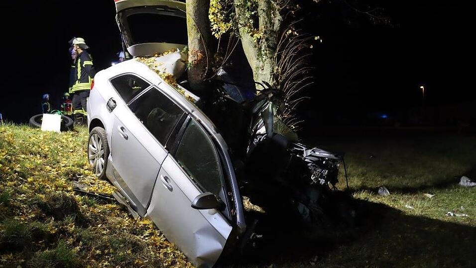 Bei einem Unfall auf der B8 bei Stephansposching wurde das Auto zerfetzt. Der Autofahrer erlitt leichte Verletzungen.