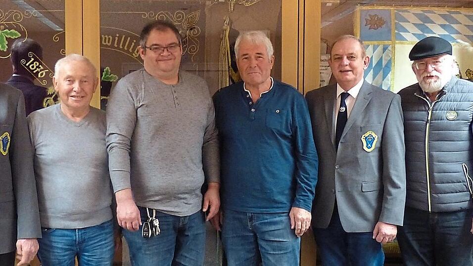 Der Vorstand (v. l. ): Stellvertretender Vorsitzender Ludwig Kindsmüller, Beisitzer Anton Ableitner, Kassier Christian Obermeier, Beisitzer Ludwig Ingerl, Schriftführer Josef Steiner, Beisitzer Anton Obermeier und Vorsitzender Bernhard Linbrunner. Der Vorstand (v. l. ): Stellvertretender Vorsitzender Ludwig Kindsmüller, Beisitzer Anton Ableitner, Kassier Christian Obermeier, Beisitzer Ludwig Ingerl, Schriftführer Josef Steiner, Beisitzer Anton Obermeier und Vorsitzender Bernhard Linbrunner.