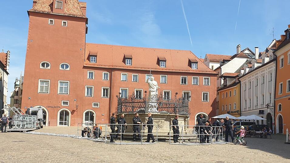 Polizeibeamte bauen am Sonntagnachmittag Absperrungen auf dem Regensburger Haidplatz auf. Die AfD hat dort für 17 Uhr eine Veranstaltung angekündigt. Die Initiative gegen Rechts Regensburg will für Gegenprotest sorgen. Polizeibeamte bauen am Sonntagnachmittag Absperrungen auf dem Regensburger Haidplatz auf. Die AfD hat dort für 17 Uhr eine Veranstaltung angekündigt. Die Initiative gegen Rechts Regensburg will für Gegenprotest sorgen.