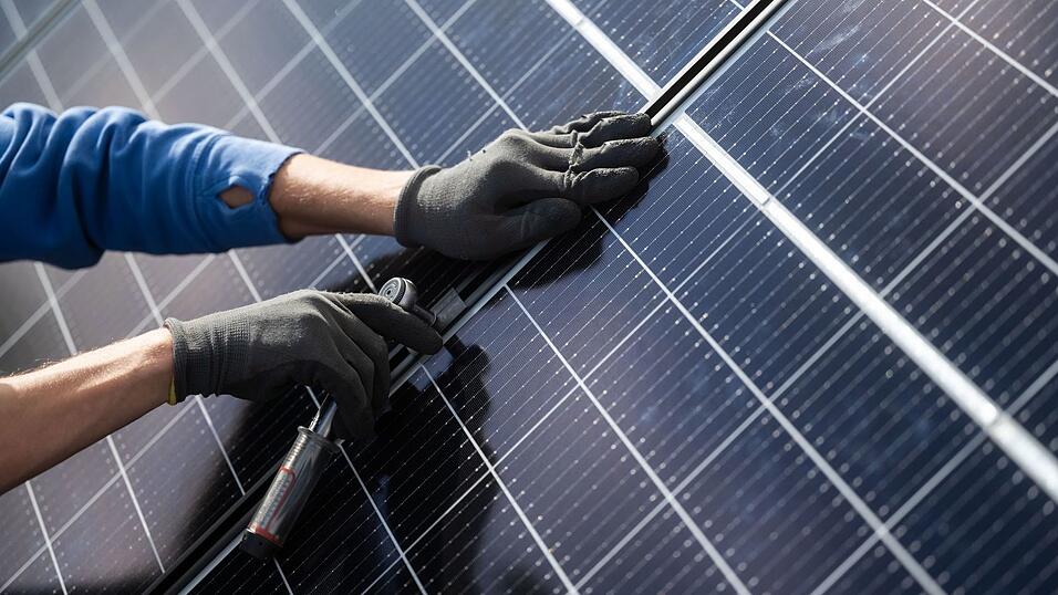 Der Einsatz von Sonnenenergie an Wohngebäuden soll dazu beitragen, den Verbrauch fossiler Brennstoffe in Deutschland deutlich zu reduzieren.