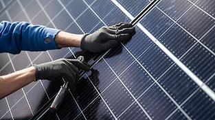 Der Einsatz von Sonnenenergie an Wohngebäuden soll dazu beitragen, den Verbrauch fossiler Brennstoffe in Deutschland deutlich zu reduzieren.
