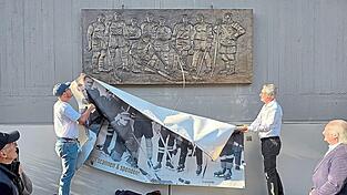 Matze Gluth (links) und OB Markus Pannermayr enthüllen das Denkmal für den Eishockeysport in Straubing mit den früheren Eishockeygrößen wie Josef „Beps“ Krönner (links).