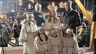 Das Christkind Hannah Straßer (Mitte) und seine Engerln eröffnete mit ersten Bürgermeister Hans Schmalhofer (re.) und seinem Vertreter Franz Geisberger den Christkindlmarkt.