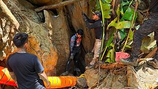 Der Zugang zu der Höhle ist extrem eng. Der Zugang zu der Höhle ist extrem eng.