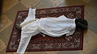 Noch vor der Weihe: Frater Symeon-Maria lag ausgestreckt vor dem Altar auf dem Boden. In dieser Geste völliger Hingabe wurde sichtbar, dass er sich ganz Gott anvertraut. Noch vor der Weihe: Frater Symeon-Maria lag ausgestreckt vor dem Altar auf dem Boden. In dieser Geste völliger Hingabe wurde sichtbar, dass er sich ganz Gott anvertraut.