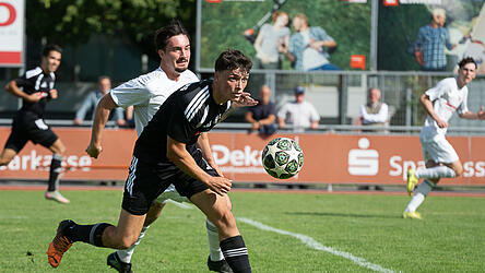 Ohne den Landauer Spieler Christian Zellmer (in Schwarz), der in Kelheim nicht zur Verf&uuml;gung stand, mussten die Bergst&auml;dter im zehnten Spiel erst die erste Saisonniederlage hinnehmen.