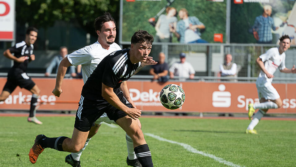 Ohne den Landauer Spieler Christian Zellmer (in Schwarz), der in Kelheim nicht zur Verfügung stand, mussten die Bergstädter im zehnten Spiel erst die erste Saisonniederlage hinnehmen. Ohne den Landauer Spieler Christian Zellmer (in Schwarz), der in Kelheim nicht zur Verfügung stand, mussten die Bergstädter im zehnten Spiel erst die erste Saisonniederlage hinnehmen.