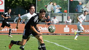 Ohne den Landauer Spieler Christian Zellmer (in Schwarz), der in Kelheim nicht zur Verf&uuml;gung stand, mussten die Bergst&auml;dter im zehnten Spiel erst die erste Saisonniederlage hinnehmen.