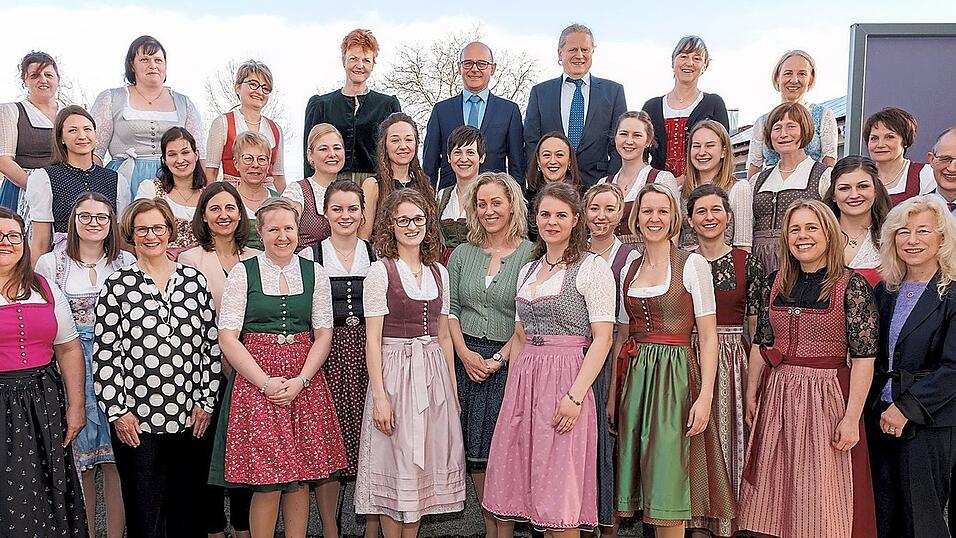 Die Absolventinnen der Landwirtschaftsschule, Abteilung Hauswirtschaft, mit Semesterleiterin Heidi Gegenfurtner, Lehrkräften, Schulleiter Michael Lobinger, stellvertretendem Landrat Sebastian Hutzenthaler und BehördenleiterinMonika Deubzer. Die Absolventinnen der Landwirtschaftsschule, Abteilung Hauswirtschaft, mit Semesterleiterin Heidi Gegenfurtner, Lehrkräften, Schulleiter Michael Lobinger, stellvertretendem Landrat Sebastian Hutzenthaler und BehördenleiterinMonika Deubzer.