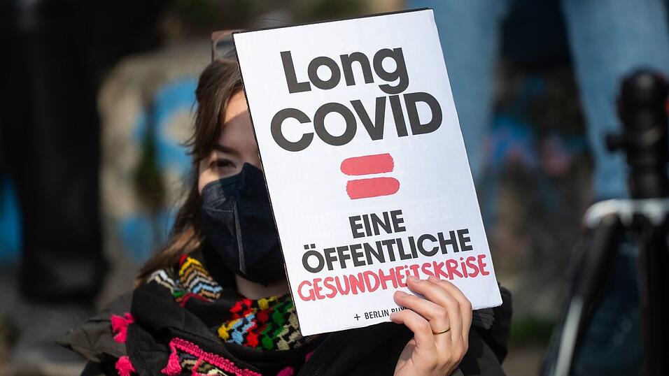 Immer wieder demonstrieren Menschen f&uuml;r eine bessere Behandlung von Folgeerkrankungen der Corona-Pandemie. (Archivbild)