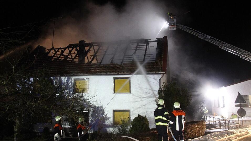 Im Laberweintinger Ortsteil Untergraßlfing ist es in der Nacht zu einem Brand gekommen. Im Laberweintinger Ortsteil Untergraßlfing ist es in der Nacht zu einem Brand gekommen.