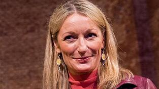 Monika Gruber, Kabarettistin aus Bayern, schaut in die Runde.