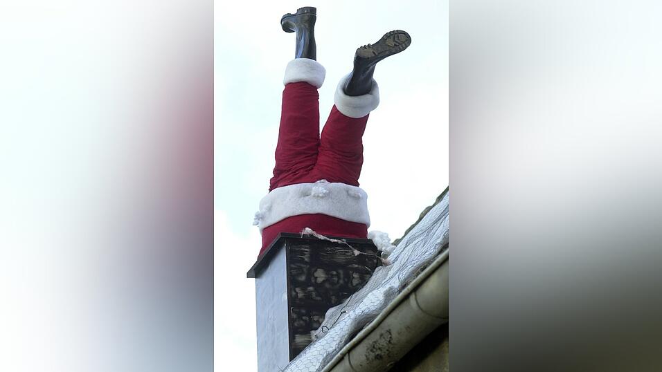 Durch den Schornstein kommen sie nicht, aber sie klopfen sehr gerne bei Familien an, die Nikoläuse vom neuen Stopslclub. Durch den Schornstein kommen sie nicht, aber sie klopfen sehr gerne bei Familien an, die Nikoläuse vom neuen Stopslclub.