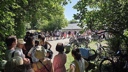 Bei Temperaturen bis zu 41 Grad mussten Badeg&auml;ste am vergangenen Wochenende vor der einzigen Kasse des Stadtbads warten.