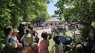 Bei Temperaturen bis zu 41 Grad mussten Badeg&auml;ste am vergangenen Wochenende vor der einzigen Kasse des Stadtbads warten.