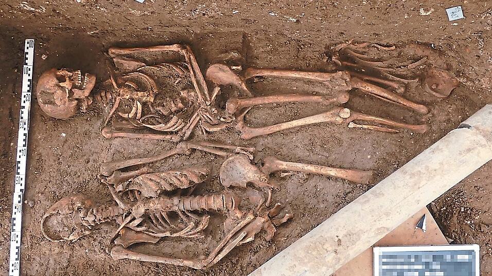 Zwei von rund 180 Bestattungen, die auf dem Plan entdeckt wurden, der vor Jahrhunderten als Friedhof diente. Zwei von rund 180 Bestattungen, die auf dem Plan entdeckt wurden, der vor Jahrhunderten als Friedhof diente.