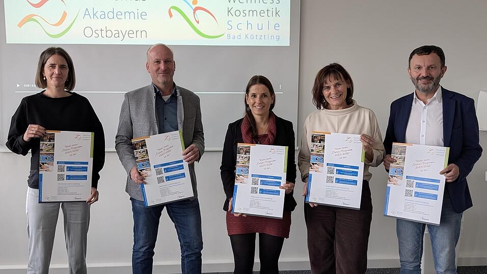 Stellten das neue Programm vor: Marleen Pohl (stellvertretende Geschäftsführerin), Alfons Klostermeier (Geschäftsführer), Katrin Löffler (Akademie-Programm), Petra Meindl (Tourismusbeauftragte Landkreis Cham), Markus Hofmann (Bürgermeister Bad Kötzting) (v.l.) Stellten das neue Programm vor: Marleen Pohl (stellvertretende Geschäftsführerin), Alfons Klostermeier (Geschäftsführer), Katrin Löffler (Akademie-Programm), Petra Meindl (Tourismusbeauftragte Landkreis Cham), Markus Hofmann (Bürgermeister Bad Kötzting) (v.l.)