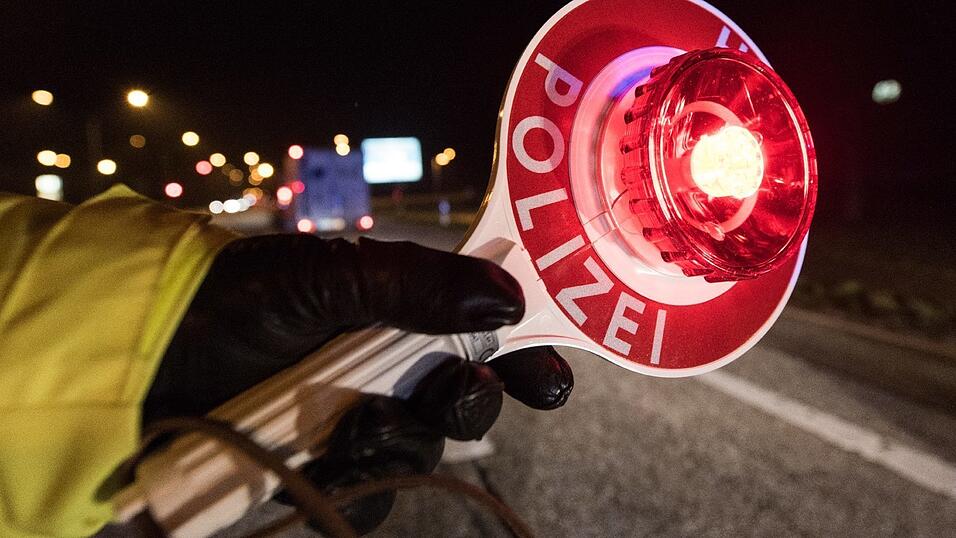Zum Start des Oktoberfests kontrolliert die Polizei verstärkt Autofahrer. Im Landkreis Freising erwischt sie gleich zwei alkoholisierte Fahrer. (Symbolbild) Zum Start des Oktoberfests kontrolliert die Polizei verstärkt Autofahrer. Im Landkreis Freising erwischt sie gleich zwei alkoholisierte Fahrer. (Symbolbild)
