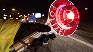 Zum Start des Oktoberfests kontrolliert die Polizei verstärkt Autofahrer. Im Landkreis Freising erwischt sie gleich zwei alkoholisierte Fahrer. (Symbolbild) Zum Start des Oktoberfests kontrolliert die Polizei verstärkt Autofahrer. Im Landkreis Freising erwischt sie gleich zwei alkoholisierte Fahrer. (Symbolbild)